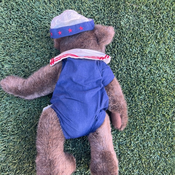 Boyd’s bear - Picture 2 of 2